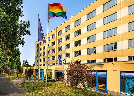 Auf Klassenfahrt mit HEROLÉ: Außenansicht des a&o Hostel Weimar