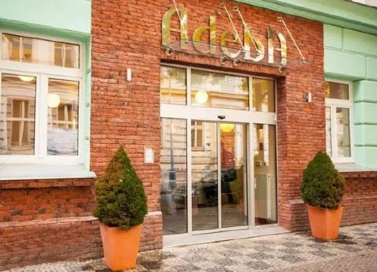 Auf Klassenfahrt mit HEROLÉ: Außenansicht des Hotesl Adeba *** in Prag