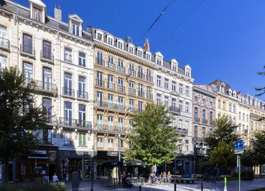 Auf Klassenfahrt mit HEROLÉ: Außenansicht des Latroupe Grand Place Hostels in Brüssel