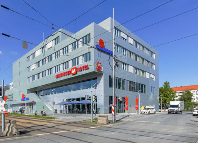 Außenansicht des MEININGER Dresden Zentrum Auf Klassenfahrt mit HEROLÉ: Außenansicht des MEININGER Dresden Zentrum