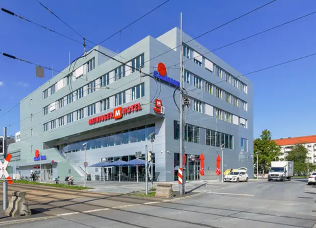 Außenansicht des MEININGER Dresden Zentrum Auf Klassenfahrt mit HEROLÉ: Außenansicht des MEININGER Dresden Zentrum