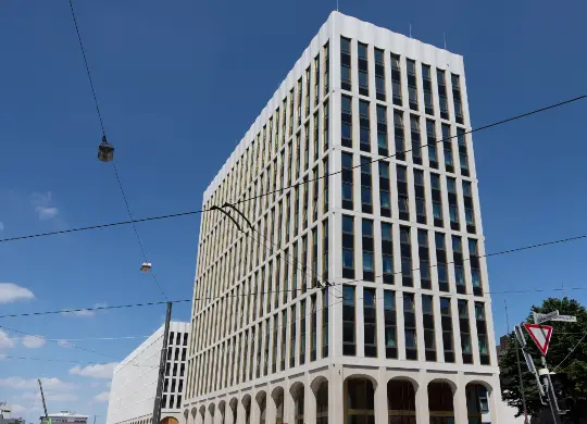 Auf Klassenfahrt mit HEROLÉ: Außenansicht des MEININGER Hotels Bremen Hauptbahnhof
