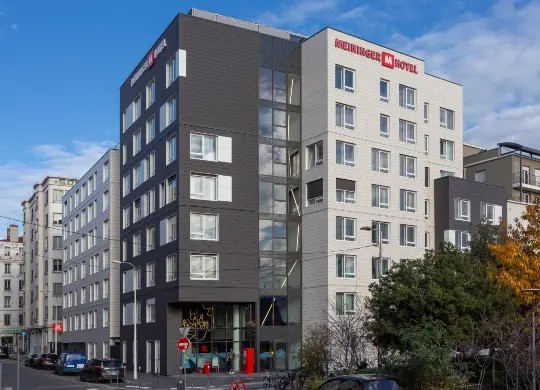 Auf Klassenfahrt mit HEROLÉ: Außenansicht des MEININGER Hotels in Lyon