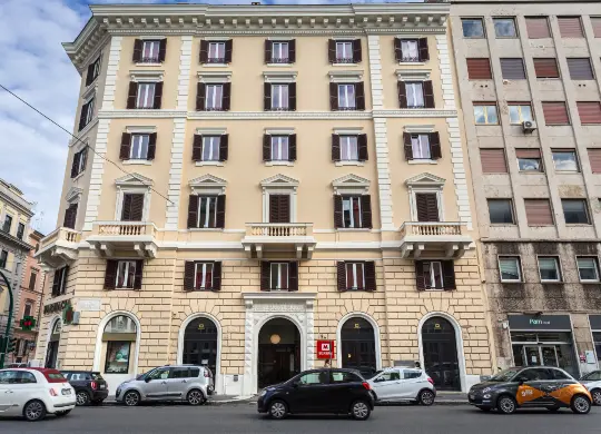 Auf Klassenfahrt mit HEROLÉ: Außenansicht des Meininger Hotels in Rom