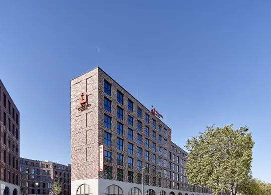 Auf Klassenfahrt mit HEROLÉ: Außenansicht des MEININGER Hotels Köln-West