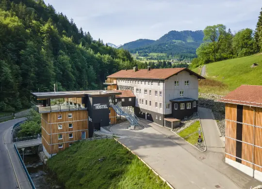 Auf Klassenfahrt mit HEROLÉ: Außenansicht des Oberstdorf Hostels im Allgäu