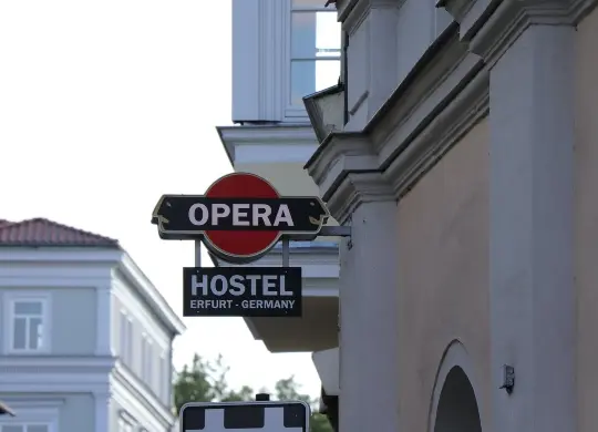 Außenansicht des Opera Hostels in Erfurt Auf Klassenfahrt mit HEROLÉ: Außenansicht des Opera Hostels in Erfurt