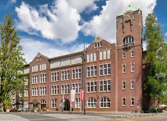 Auf Klassenfahrt mit HEROL&Eacute;: Au&szlig;enansicht des Stayokay Hostels Amsterdam Oost (Zeeburg)