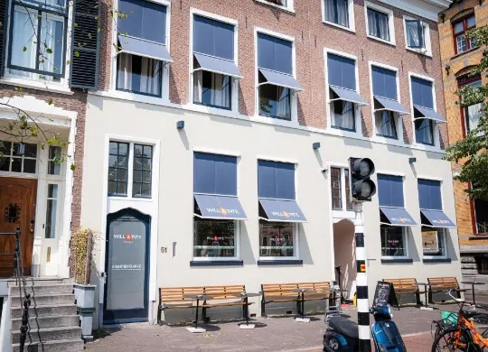 Außenansicht des Will&Tate Hostels in Den Haag Auf Klassenfahrt mit HEROLÉ: Außenansicht des Will&Tate Hostels in Den Haag