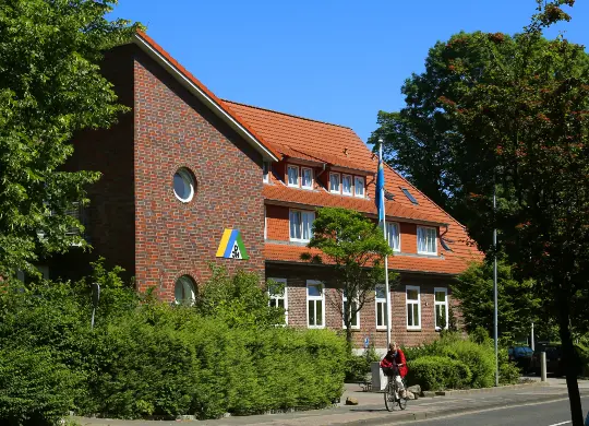 Außenansicht der Jugendherberge Stade / Nordsee Auf Klassenfahrt mit HEROLÉ: Außenansicht der Jugendherberge Stade / Nordsee