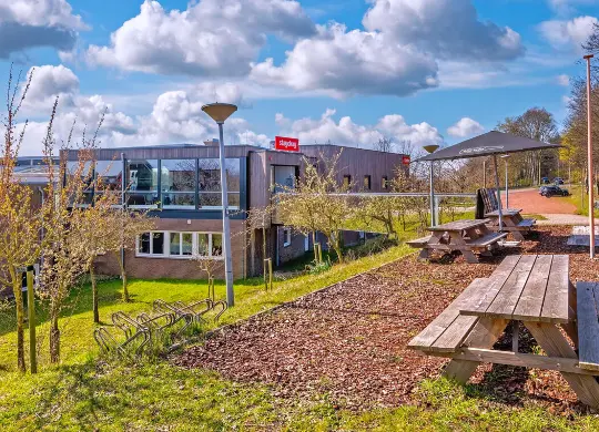 Auf Klassenfahrt mit HEROLÉ: Außenbereich des Stayokay Hostel Noordwijk an der Niederländischen Nordseeküste