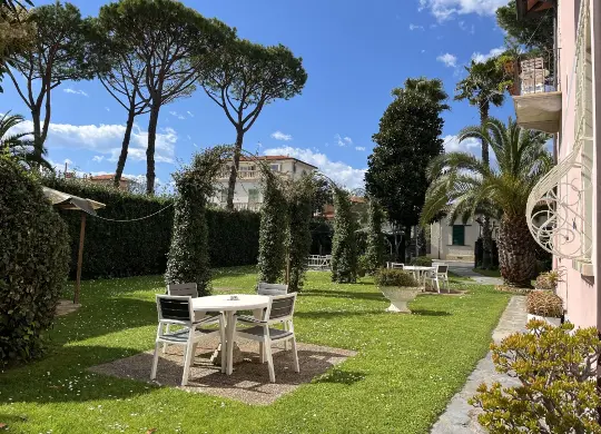 Auf Klassenfahrt mit HEROLÉ: Außenbereich vom Hotel Ambra Forte dei Marmi in der Toskana