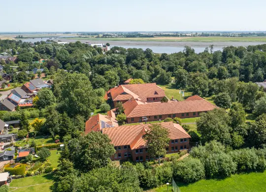 Außengelände der JH Tönning an der Nordsee Auf Klassenfahrt mit HEROLÉ: Außengelände der JH Tönning an der Nordsee