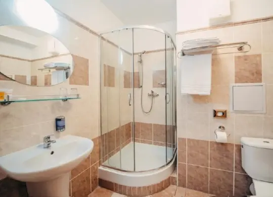 Auf Klassenfahrt mit HEROLÉ: Badezimmer im 4-Sterne-Hotel Colorfactory (EX Extol Inn)