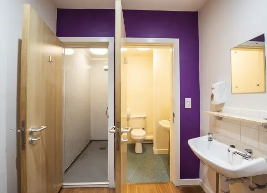 Auf Klassenfahrt mit HEROLÉ: Badezimmer im a&o Edinburgh City