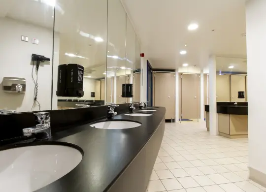 Badezimmer im Generator Dublin Auf Klassenfahrt mit HEROLÉ: Badezimmer im Generator Dublin.