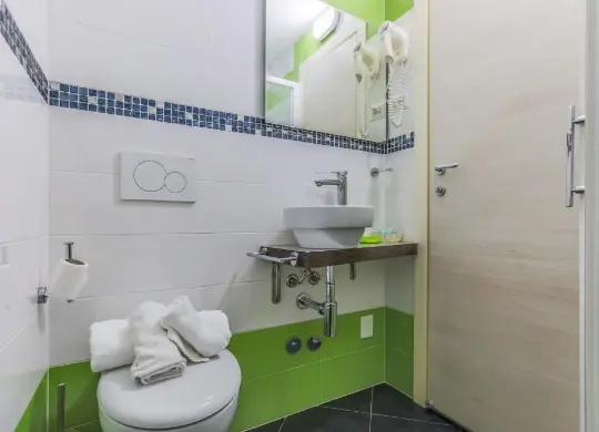 Auf Klassenfahrt mit HEROLÉ: Badezimmer im Hotel San Marino an der italienischen Adria