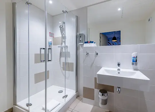 Auf Klassenfahrt mit HEROLÉ: Beispiel Badezimmer Meininger Hotel in Bordeaux