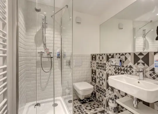 Auf Klassenfahrt mit HEROLÉ: Badezimmer im MEININGER Hotel in Paris