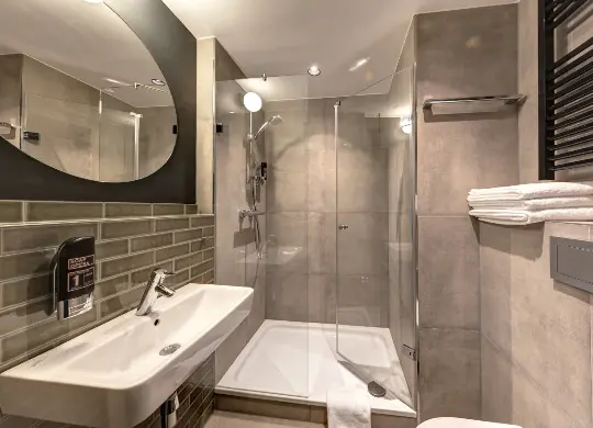 Auf Klassenfahrt mit HEROLÉ: Beispiel-Badezimmer im schulz Hotel Berlin