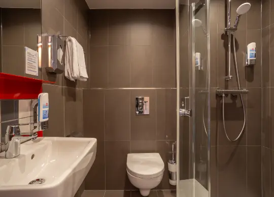 Auf Klassenfahrt mit HEROLÉ: Badezimmer im MEININGER Hotel in Heidelberg