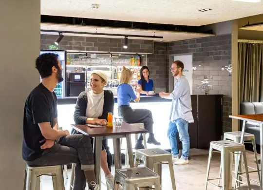 Auf Klassenfahrt mit HEROLÉ: Bar/Billard im a&o Hostel Wien Hauptbahnhof