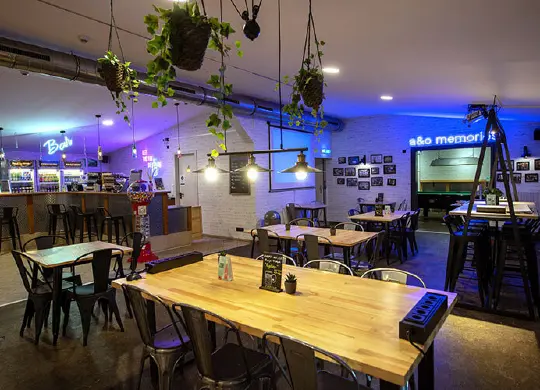 Auf Klassenfahrt mit HEROLÉ: Bar im a&o Hostel Berlin Friedrichshain