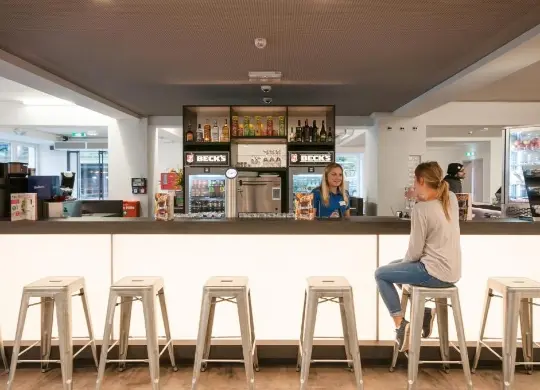 Auf Klassenfahrt mit HEROLÉ: Bar im a&o Hostel Bremen