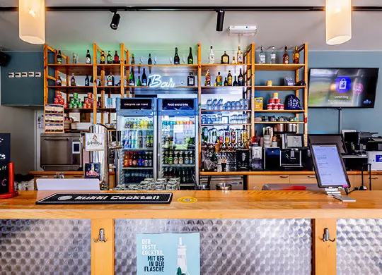 Auf Klassenfahrt mit HEROLÉ: Bar im a&o Hostel Weimar