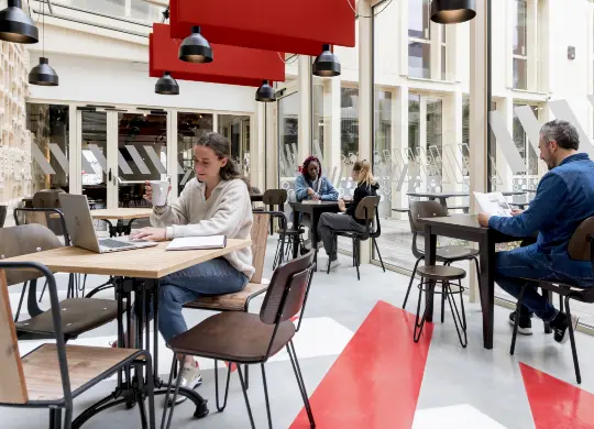 Auf Klassenfahrt mit HEROLÉ: Bar im Meininger Hotel Bordeaux