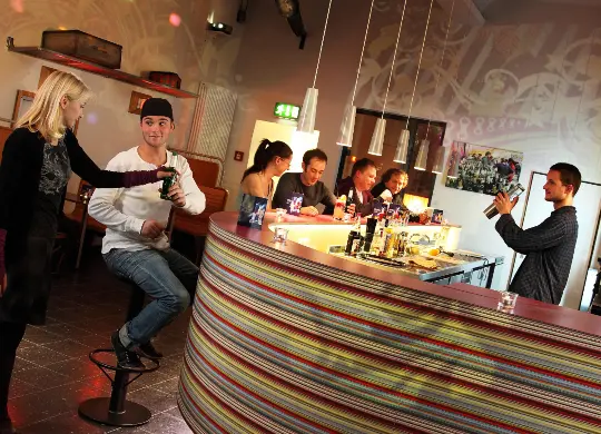 Auf Klassenfahrt mit HEROLÉ: Bar im Industriepalast Hostel in Berlin