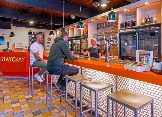 Auf Klassenfahrt mit HEROLÉ: Bar im Stayokay Hostel Noordwijk an der Niederländischen Nordseeküste