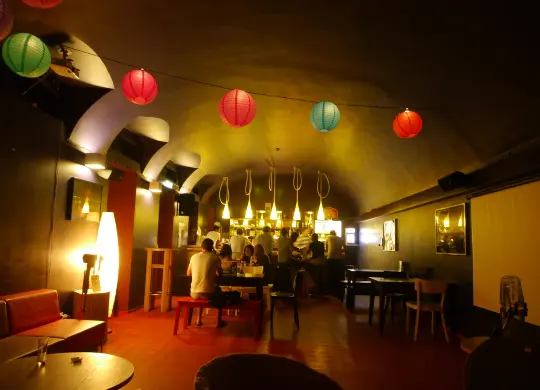 Auf Klassenfahrt mit HEROLÉ: Bar im Wombats City Hostel Budapest