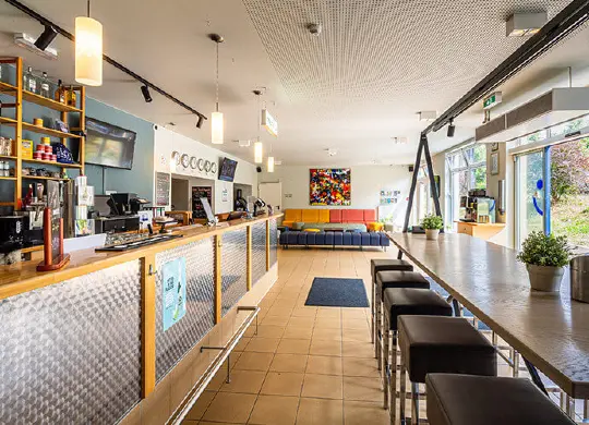 Auf Klassenfahrt mit HEROLÉ: Bar und Lounge des a&o Hostel Weimar