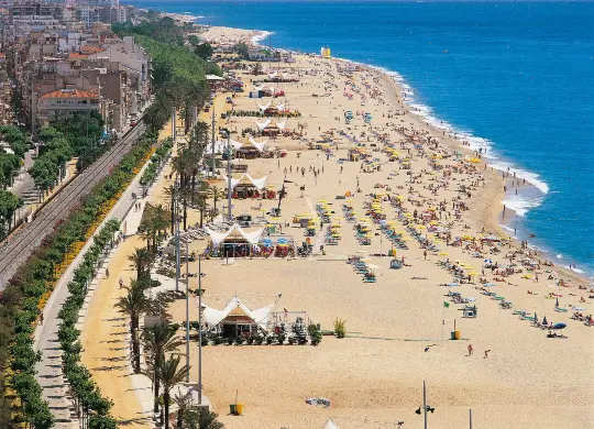 Auf Klassenfahrt mit HEROLÉ: Strand in Calella in Barcelona.