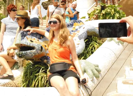 Auf Klassenfahrt mit HEROLÉ: Genießen Sie die Sonne im Parque Güell in Barcelona