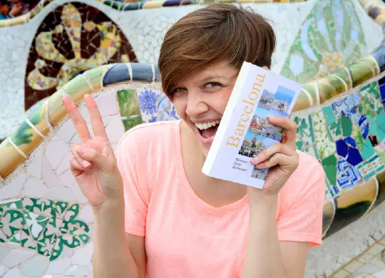 Auf Klassenfahrt mit HEROLÉ: Schülerin im Gaudi Park in Barcelona.