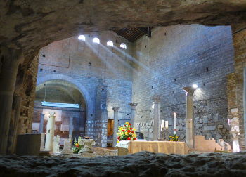 Basilika in der Domitilla Katakombe in Rom Auf Klassenfahrt mit HEROLÉ: Innenansicht der Basilika in der Domitilla Katakombe in Rom