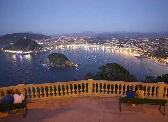 Klassenfahrten Baskenland - San Sebastian Klassenfahrten Baskenland - Blick auf San Sebastian bei Nacht