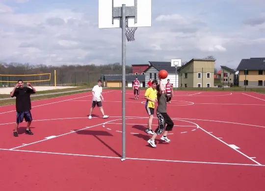 Auf Klassenfahrt mit HEROLÉ: Basketballplatz im Euroville in Naumburg