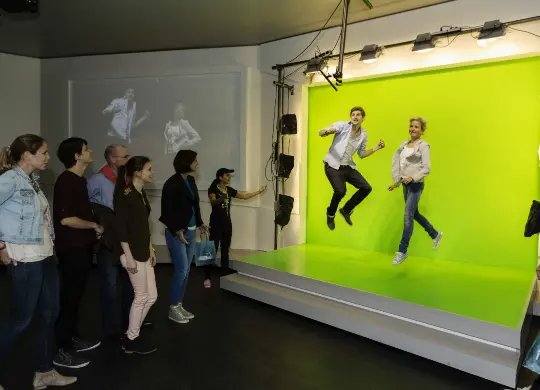 Auf Klassenfahrt mit HEROLÉ: Bavaria Filmstadt Führung in München.