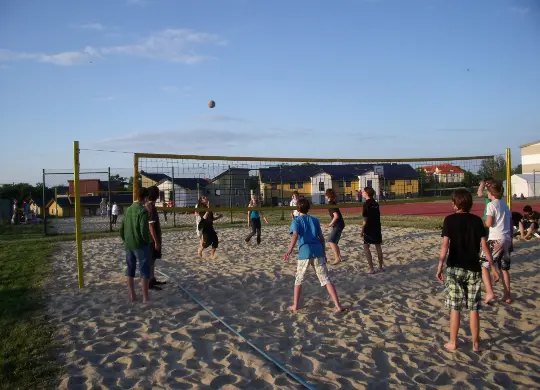 Auf Klassenfahrt mit HEROLÉ: Beachvolleyballfeld im Euroville in Naumburg