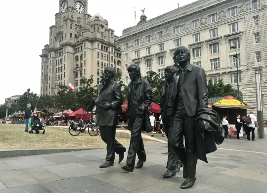 Auf Klassenfahrt mit HEROLÉ: Beatles Statue in Liverpool