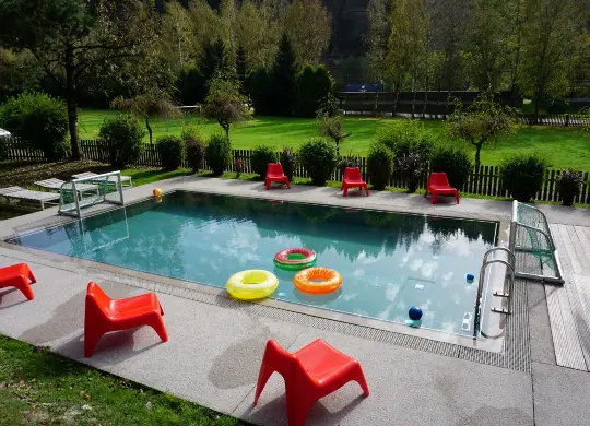 Auf Klassenfahrt mit HEROLÉ: Beheizter Pool im Sporthotel Josef in Hüttau - Salzburger Land