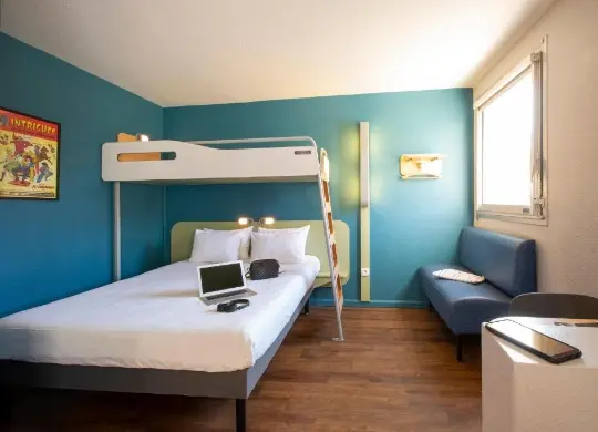 Auf Klassenfahrt mit HEROLÉ: Beispiel-Dreibettzimmer im ibis budget Avignon in der Provence