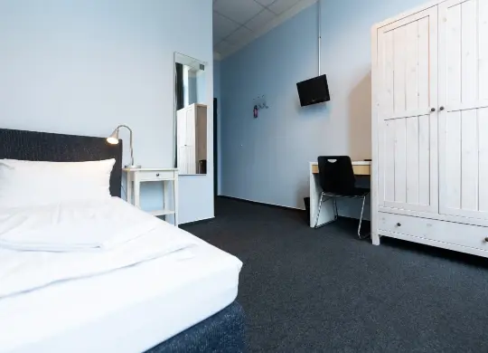 Auf Klassenfahrt mit HEROLÉ: Beispiel Einzelzimmer für Begleitpersonen im Industriepalast Hostel