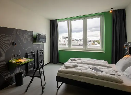 Beispielzimmer für Begleitpersonen im MEININGER Dresden Zentrum Auf Klassenfahrt mit HEROLÉ: Beispielzimmer für Begleitpersonen im MEININGER Dresden Zentrum