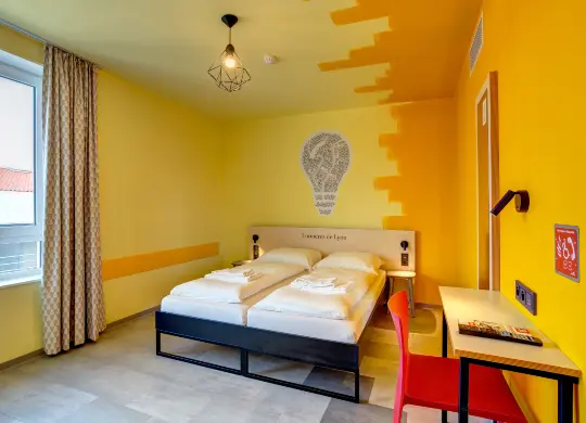 Auf Klassenfahrt mit HEROLÉ: Beispielzimmer für Begleitpersonen im MEININGER Hotel Lyon