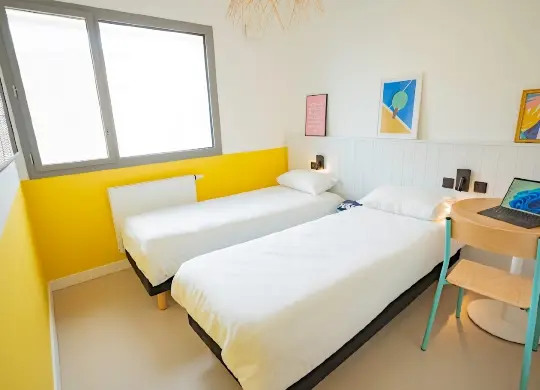 Beispielzimmer für die Begleitpersonen im The People Hostel Caen in der Normandie Auf Klassenfahrt mit HEROLÉ: Beispielzimmer für die Begleitpersonen im The People Hostel Caen in der Normandie