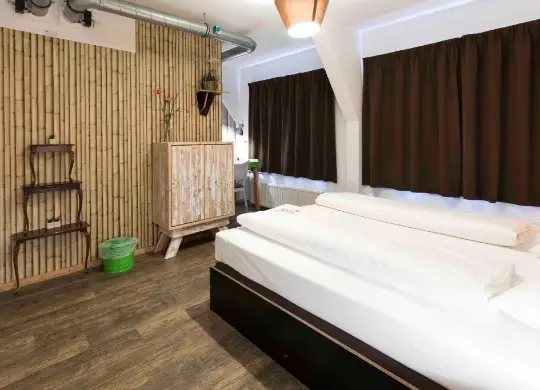 Beispielzimmer für die Begleitpersonen im Will&Tate Hostel in Den Haag Auf Klassenfahrt mit HEROLÉ: Beispielzimmer für die Begleitpersonen im Will&Tate Hostel in Den Haag